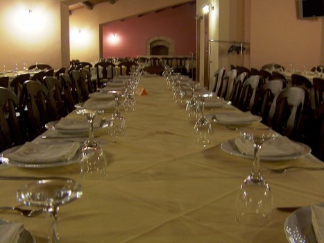 TRA SOLIDARIETA’ E INTRATTENIMENTO A RAGUSA LA PRIMA CENA AL BUIO
