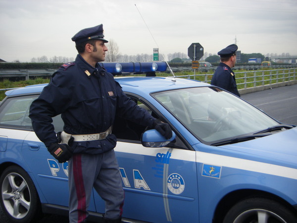 DURANTE IL CONTROLLO DEL CICLOMOTORE AGGREDISCE GLI AGENTI