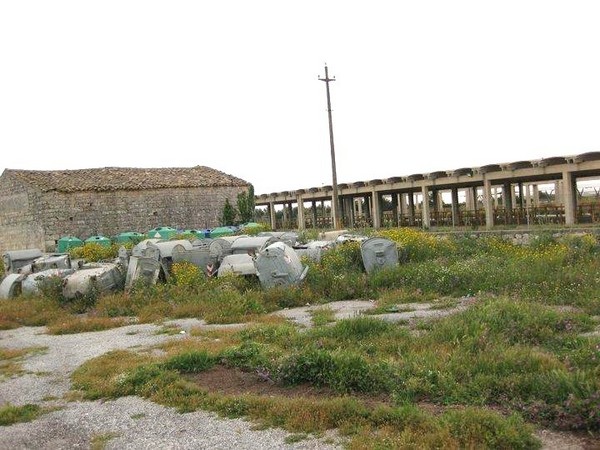 CUMULI DI RIFIUTI ABBANDONATI LUNGO LA MODICA – POZZALLO