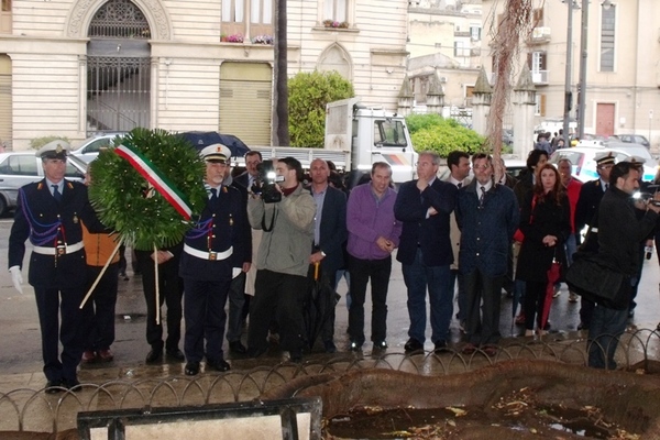 DEPOSTA UNA CORONA D’ALLORO ALLA LAPIDE CHE RICORDA LA STRAGE DI CAPACI