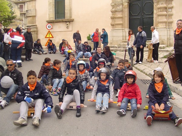 “CALACIPITI” ROSSO FERRARI E PERFINO A DUE POSTI