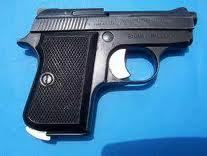 I CARABINIERI LO HANNO PESCATO CON UNA PISTOLA DI FABBRICAZIONE STRANIERA