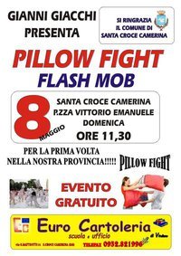 PILLOW FIGHT A SANTA CROCE: LA BATTAGLIA E’ DIVERTIMENTO