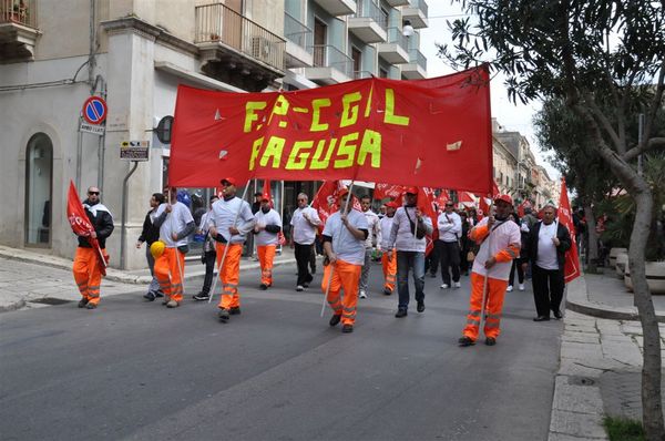 CORTEO DI PROTESTA DI LAVORATORI INSEGNANTI E GIOVANI