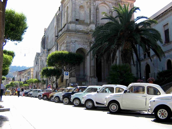 CHIARAMONTE GULFI INVASA DALLE FIAT 500