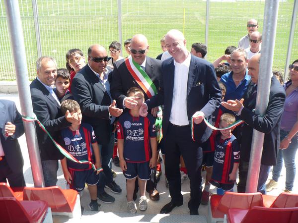 INAUGURA BAMBINOPOLI TRIBUNE DI CALCIO E RIQUALIFICA UN QUARTIERE