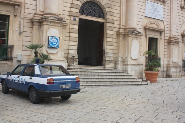 UNA GIULIETTA “SOSPETTA” DAVANTI AL MUNICIPIO DI SCICLI