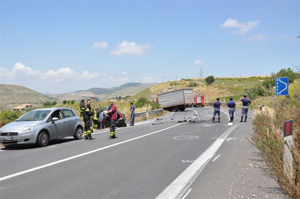 AUTO CONTRO CAMION. MUORE UNA DONNA DI CHIARAMONTE