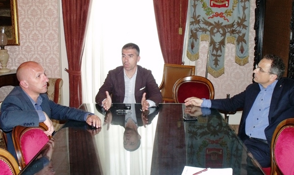 RADENZA CONSEGNA LA SQUADRA AL SINDACO DI MODICA