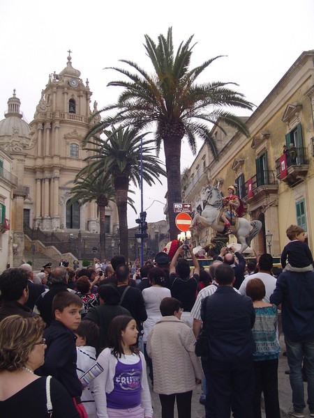 IN QUARANTAMILA PER OMAGGIARE SAN GIORGIO A RAGUSA IBLA