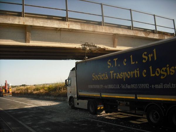 AUTOGRU’ INVESTE VIADOTTO E POI CARAMBOLA DI CINQUE AUTO