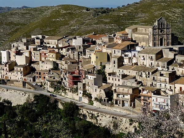 Ladri in casa di un’anziana a Monterosso Almo, ma la gente li circonda e li fa arrestare
