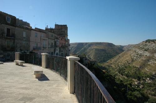 GIÙ LE MANI DALLA ROTONDA