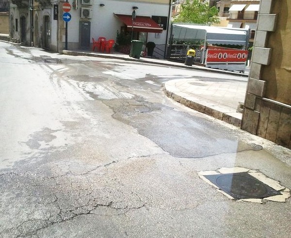 DENUNCIATE VISTOSE PERDITE D’ACQUA IN MOLTI QUARTIERI DI MODICA