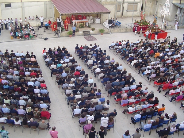 UNA MOLTITUDINE DI FEDELI ALLA GIORNATA FINALE  DEI FESTEGGIAMENTI IN ONORE DI SAN PIETRO E DI SAN PAOLO