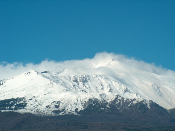 L’ETNA SI TINGE DI BIANCO