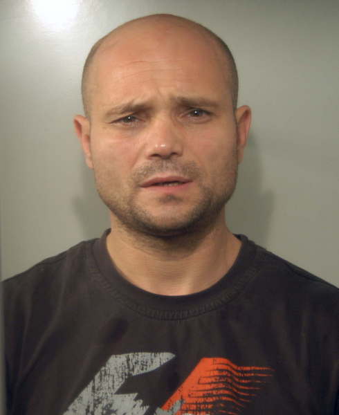 SVALIGIANO GLI APPARTAMENTI. ARRESTATI DALLA POLIZIA