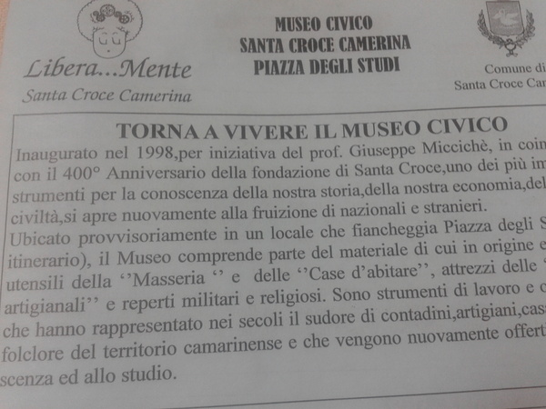 VOLANTINI IN TRE LINGUE PER INVOGLIARE TURISTI E LOCALI A VISITARLO