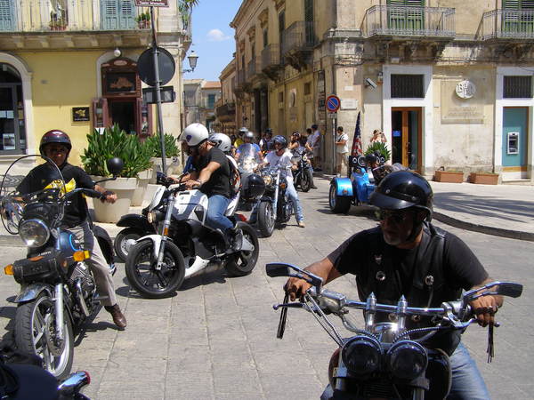 LA TARGA DEL MEMORIAL DARIO CAMPO A GIANNI LIBERATORE
