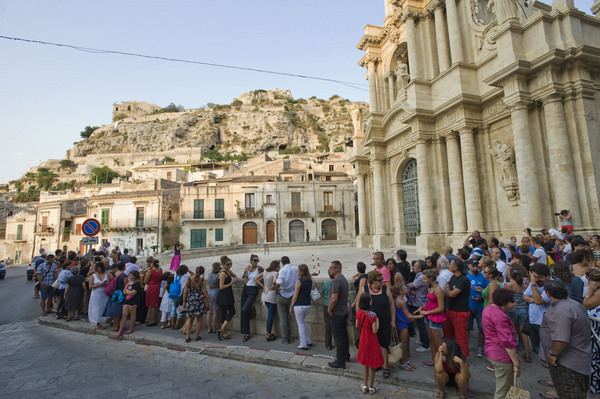 SCICLI, CIRCA 700 PERSONE IN FILA PER STRINGERE LA MANO ALL’ARTISTA ADRIAN PACI