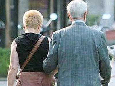 DUE ANZIANI SI PRENDONO A SCHIAFFI PER UNA BADANTE STRANIERA
