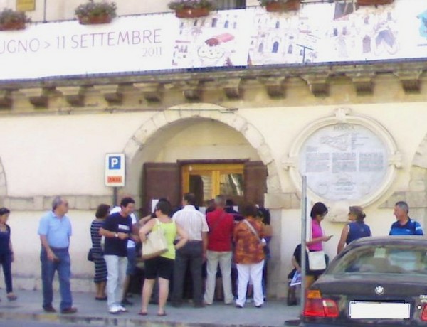 MODICA. INVASIONE DI TURISTI? NO, IN FILA PER LA TASSA SUI RIFIUTI