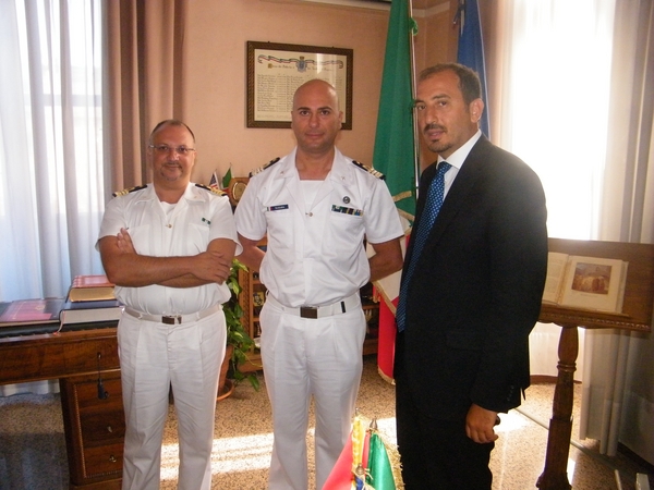 VISITA DI CORTESIA AL SINDACO DEL CAPITANO GARRO  COMANDANTE USCENTE DELLA CAPITANERIA DI PORTO  E DEL SUBENTRANTE, CAPITANO TASSARA