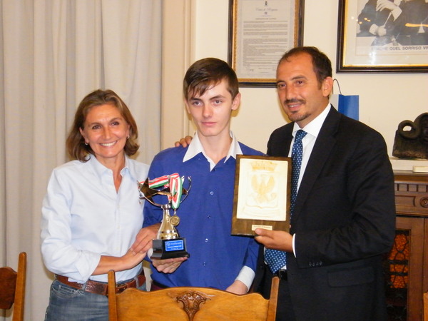 DUE GIOVANI ATLETI  PREMIATI DAL SINDACO DIPASQUALE