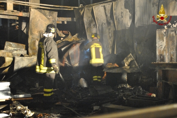 INCENDIO CAPANNONE ZONA INDUSTRIALE TERZA FASE
