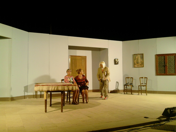 LA COMPAGNIA “TEATRO DEGLI ARCHI” FA RIDERE TUTTA PIAZZA DEL MERCATO VECCHIO