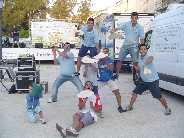 CAMPIONATO NAZIONALE PIZZA, SBARCA A SCOGLITTI LA PATTUGLIA ACROBATICA