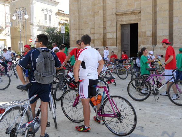 TANTISSIMI IN SELLA ALLE LORO BICI PER “PEDALAVIS 2011”