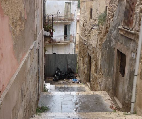 DISCARICA IN PIENO CENTRO CITTADINO, A POCHI METRI DAL COMUNE