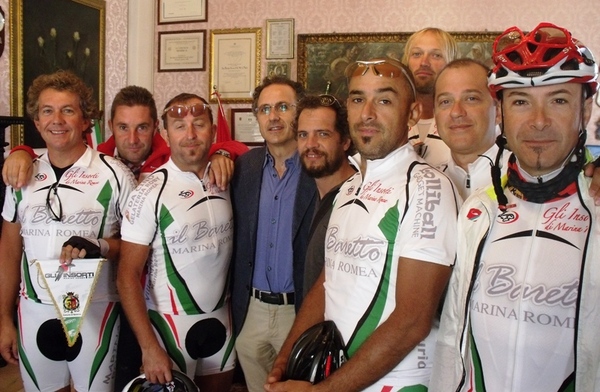 SEI CICLISTI ACCOLTI DAL SINDACO