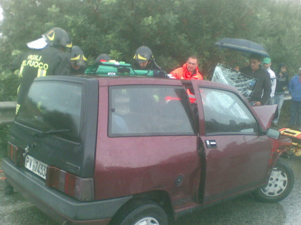 SCONTRO TRA UN’AUTO E UN FURGONE