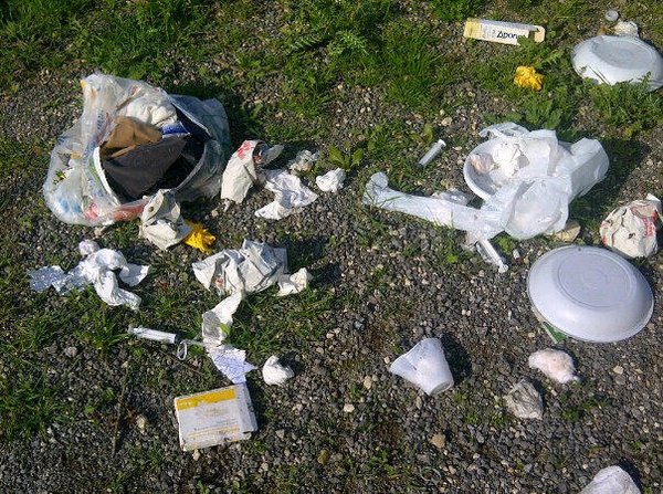 S.CROCE, LA SPAZZATURA E’ SPARSA PER TERRA