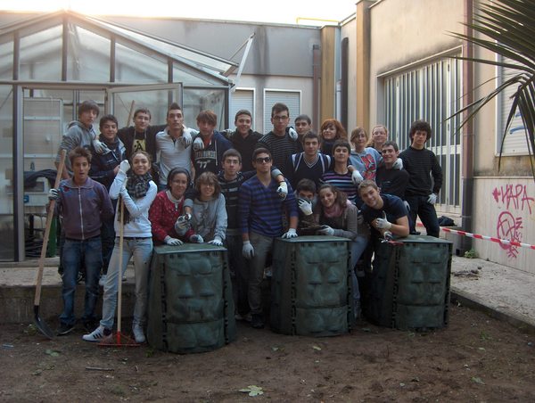 ZERO WASTE: GLI STUDENTI DELL’ITIS SPERIMENTANO LE DIVERSE MODALITA’ DI GESTIONE DELLE COMPOSTIERE DOMESTICHE