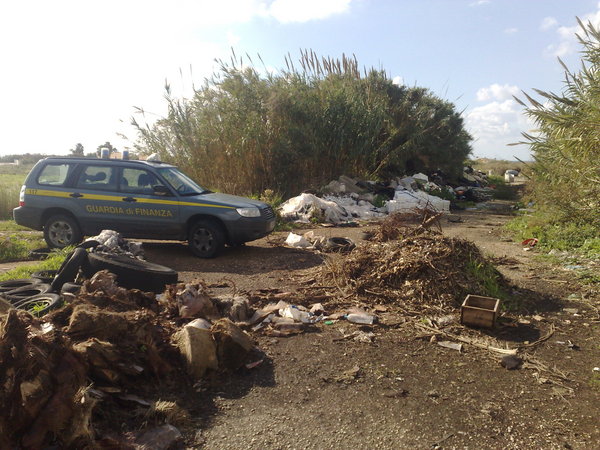 LA GUARDIA DI FINANZA SEQUESTRA UNA DISCARICA ABUSIVA  CON TONNELLATE DI RIFIUTI SPECIALI E PERICOLOSI