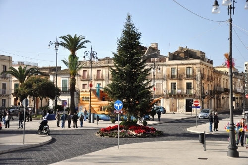 ARANCE E LIMONI SOTTO L’ALBERO DI NATALE DI AVOLA: LA PROTESTA DEL “MOVIMENTO DEI FORCONI”