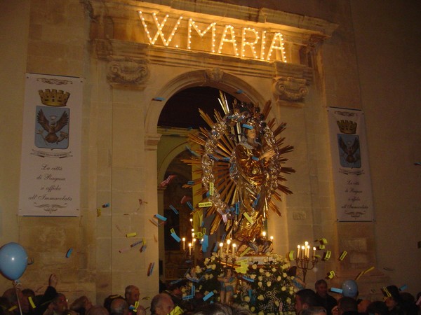FOLLA DI FEDELI ALLA PROCESSIONE DELL’IMMACOLATA