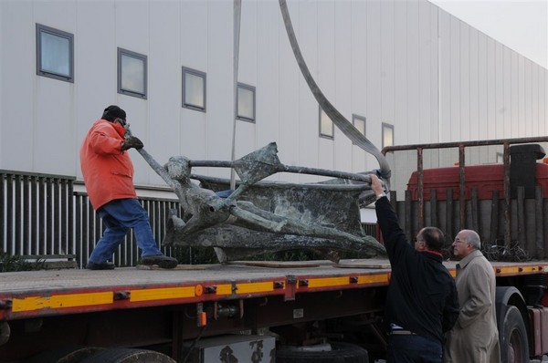RIMOSSA LA STATUA “L’ATLETA” DI NUNZIO DI PASQUALE