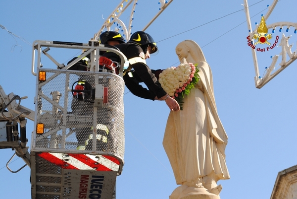 A COMISO, I VIGILI DEL FUOCO RENDONO OMAGGIO ALLA VERGINE IMMACOLATA