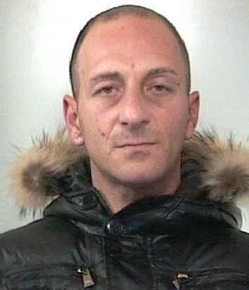 RUBA BORSA IN OSPEDALE E PRELEVA CON IL BANCOMAT: ARRESTATO
