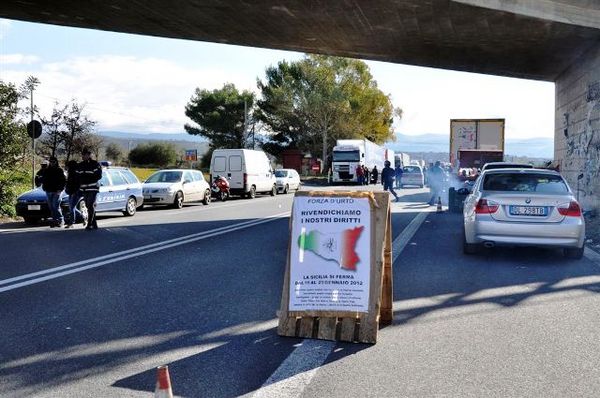 ANCHE A RAGUSA NUMEROSI PRESIDI DEGLI AUTOTRASPORTATORI IN PROTESTA