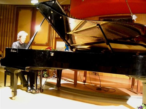 LA MELODIA SUI TASTI DI UN PIANOFORTE
