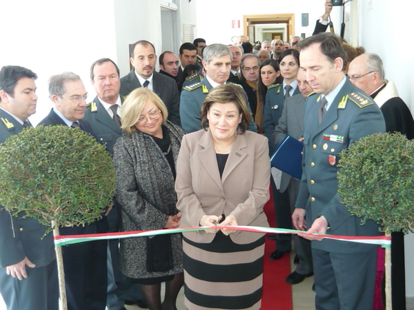 IL TRADIZIONALE TAGLIO DEL NASTRO AFFIDATO AL PREFETTO GIOVANNA CAGLIOSTRO