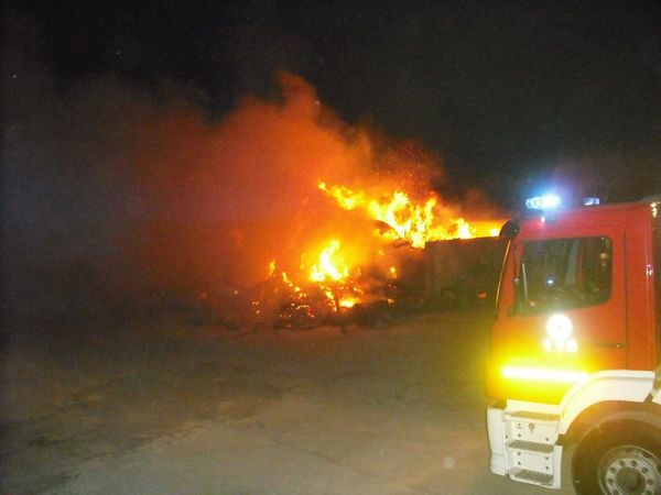 FIAMME NELLA DISCARICA DI POZZO BOLLENTE A VITTORIA