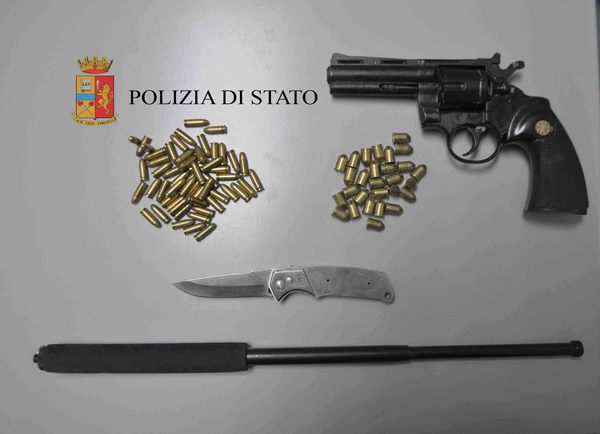 CONTROLLI SU STRADA, DENUNCIATO PER DETENZIONE DI COLTELLO, MUNIZIONI E MANGANELLO