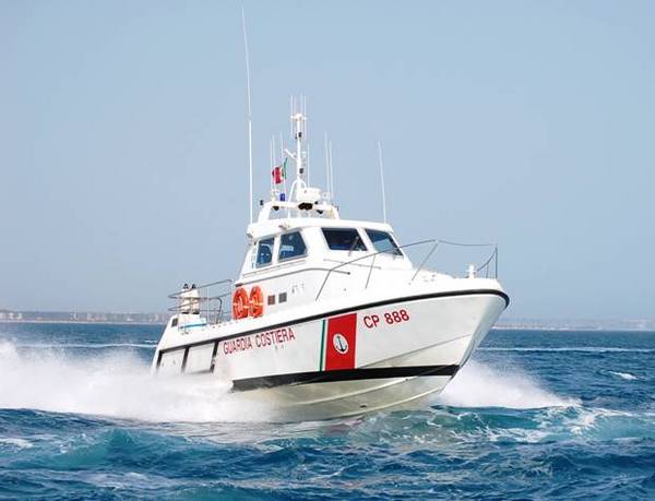 IL TEMPESTIVO INTERVENTO DELLA CAPITANERIA DI PORTO DI POZZALLO SALVA UN FERITO A BORDO DI UN MERCANTILE A 10 MIGLIA DALLA COSTA
