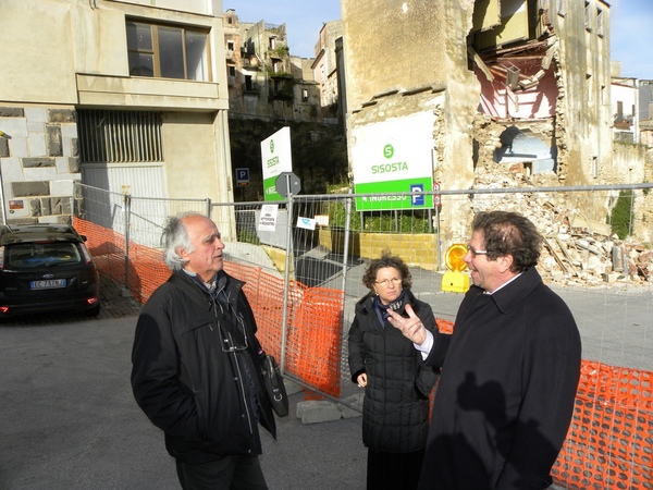 CROLLO PALAZZINA FATISCENTE A RAGUSA, OGGI POMERIGGIO SOPRALLUGO DEI TECNICI “SISOSTA AL PARCHEGGIO PONTE VECCHIO
